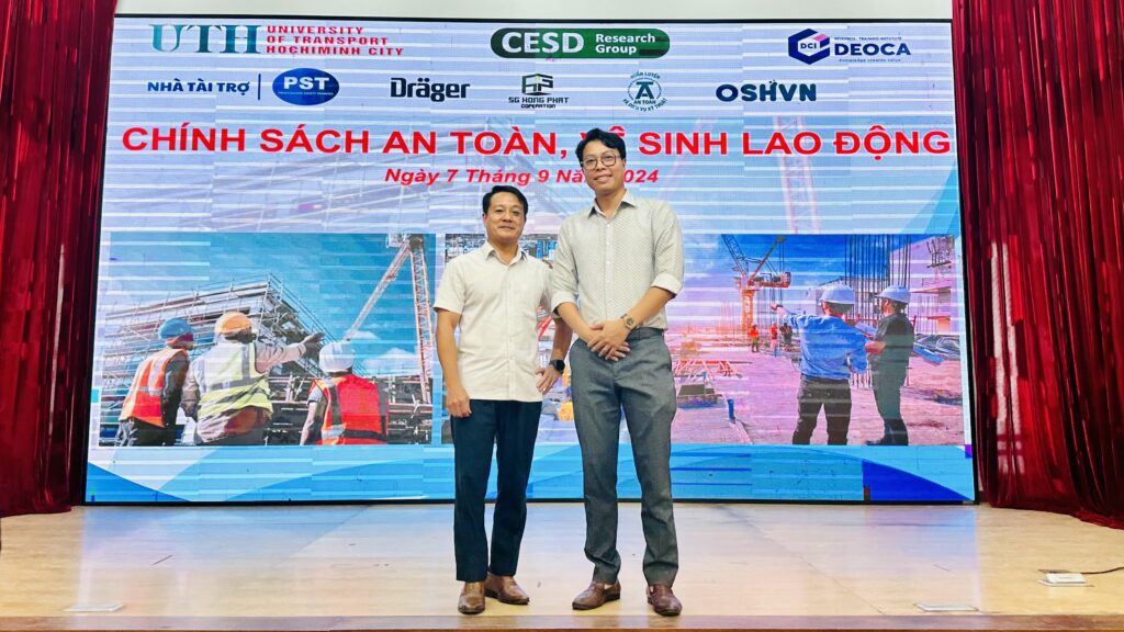 Ông Nguyễn Việt Hải - CEO OSHVN chụp cùng ông Nguyễn Khánh Long - Phó cục trưởng Cục an toàn lao động BLĐTBXH